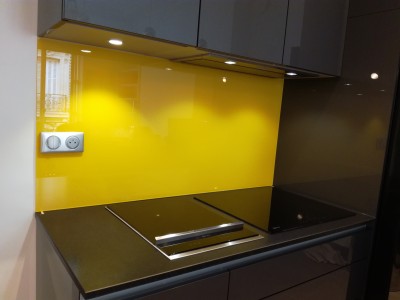 Crédence de cuisine jaune en verre